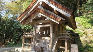 本殿を見下ろしています