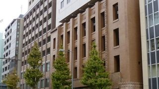 近代的なビルの低層階が古い建物の外壁そのままに利用されています。