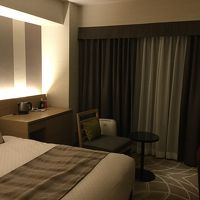 客室。ベッドはダブルですが幅が狭目です。子供の転落に注意。