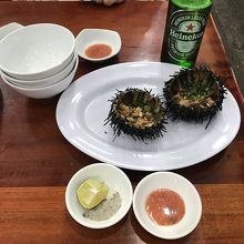 ウニもナッツとオイルで味付けされあまり素材の味は味わえない