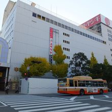 老舗だけあって建物の老朽化が問題だったそうです。