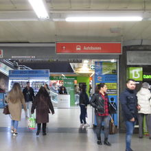 地下鉄モンクロア駅からバスターミナルへの標示がある