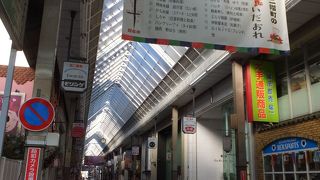 三角屋根が目印のアーケード