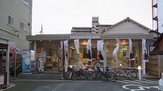 湯田温泉の中心部にある案内所です