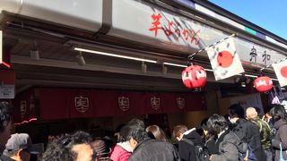 仲見世通りの店舗の中でここが一番混んでいました。