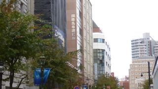 正面には黒いネットがかぶせられ、しかも仮囲いもあって良く見えませんでした。