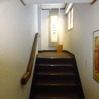 別館の客室は階段を上ります。エレベーターなし。
