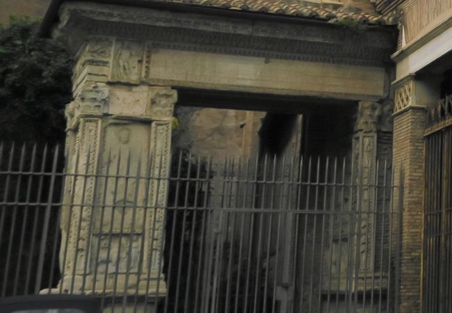 サン・ジョルジョ・イン・ヴェラブロ教会に向かって左側にある門です。