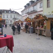 ハウプト広場では小規模ですがクリスマスマーケットが開かれており、地元の人がグリューワインで暖を取っていました。