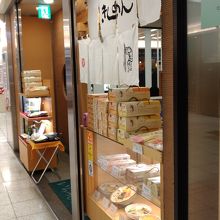 土日の昼間は行列必須です。