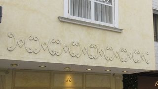 パステルカラーの上品なお洋服など。