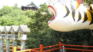 境内の至る所で張り子のトラを見る