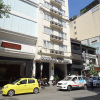 マックティブーイ通りに面しています