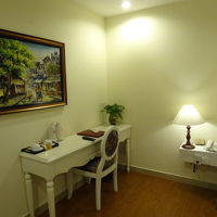 机にはお茶セットとミネラルウォーター（小）2本付き