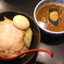 定番のつけ麺に卵とチャーシューセット