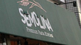 ウッディな雰囲気の店内