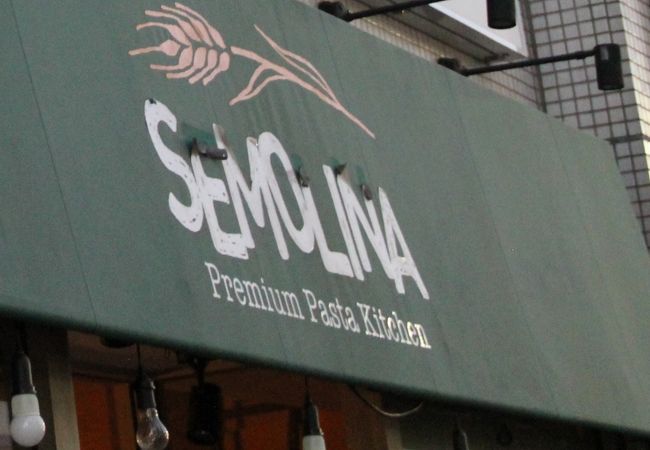 ウッディな雰囲気の店内