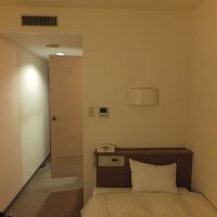 窓の方に足を向けて眠る感じになります。