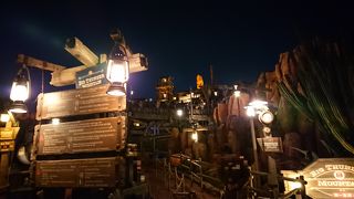 西部の岩山を高速で駆け抜けるジェットコースタータイプのアトラクションです。