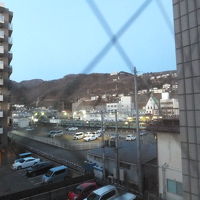 窓の外は、駐車場と電車が見えました。