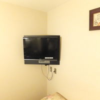 ベッドの足元の壁付けで、小さい液晶テレビが設置されてます。