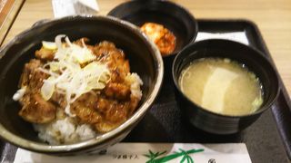 脂の載った香ばしい肉丼がいただけます