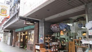 家具やさんですが、雨の日には雨傘も販売していて非常に助かりました。