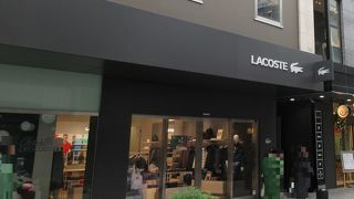 御馴染みワニのマークで有名なブランドです。