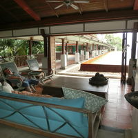 ホテルのロビーは快適でおじさん寝てますね(笑)