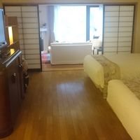 手前がベッドルーム、奥がリビングルームとなった洋室