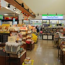 お土産売り場とファミリーマート