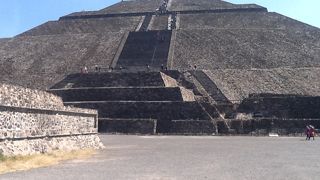 テオティワカン遺跡の中心のメインのピラミッドです。