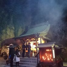 洞窟の入り口はを抜けると広い神社になってます。