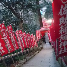 神社の入口です。鳥居が長く続きます、神秘的。