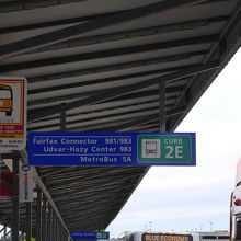 ダレス空港では2Eのバス停から出発します