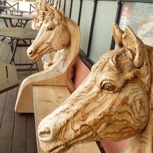 ベンチ型の馬のアート