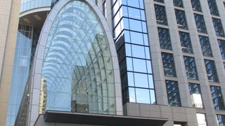 ビル風避けなのかな？