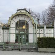 Ｓバーンのカールスプラッツ駅の入り口として、１８９８年に建てられたウイーンを代表する建築物です。