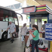 バス乗り場とチケットブース