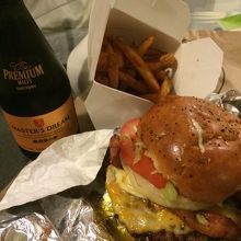 ビールは持参したものです。