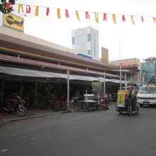 フルーツの店が並んでます