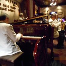 フリーで行きましたが、ラッキーにも最前のテーブルでした