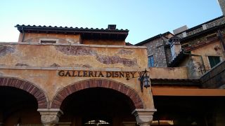 大型のギフトショップです。