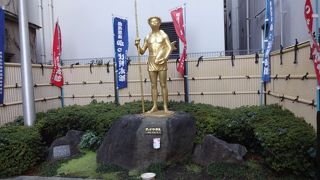 伝説に基づく金色のカッパの像。