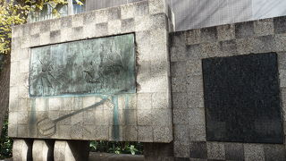 歌舞伎のレリーフのある見ごたえのある碑です