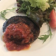 ランチのハンバーグ　トマトソースで