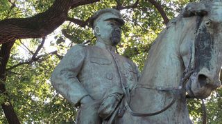 大きく立派な銅像だが凛々しさが少ない気がします