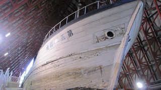 被爆した木造のマグロ漁船