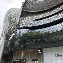 オーチャード駅直結のION