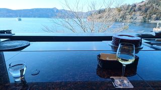 ３階のレストランは価格は高いがロケーション、眺め、雰囲気を含めれば妥当か